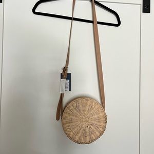 Woven circle bag, zip closure